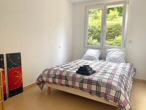 3 chambres, fer et planche à repasser, Wi-Fi, draps fournis