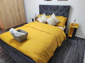 Apartment | 1 bedroom, free WiFi, bed sheets - Grays Apartment With City Views Lakeside Shopping (Grays)