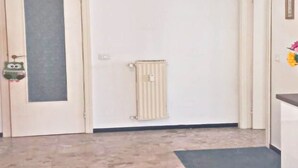 A room with a radiator, a door, and a small plant on the wall. - Casa Albachiara a 500 Metri Dalla Spiaggia (Lavagna)