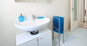 Ducha, secador de pelo, bidet, toallas