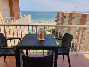 Outdoor dining - Apartamento con Salida Directa a la Arena. Gran Piscina y Vistas al mar (Denia)