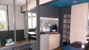 Réfrigérateur, micro-ondes, plaque de cuisson, cafetière/bouilloire