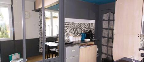 Kühlschrank, Mikrowelle, Herdplatte, Wasserkocher mit Kaffee-/Teezubehör