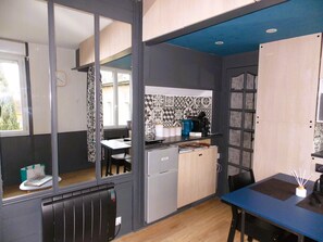 Kühlschrank, Mikrowelle, Herdplatte, Wasserkocher mit Kaffee-/Teezubehör