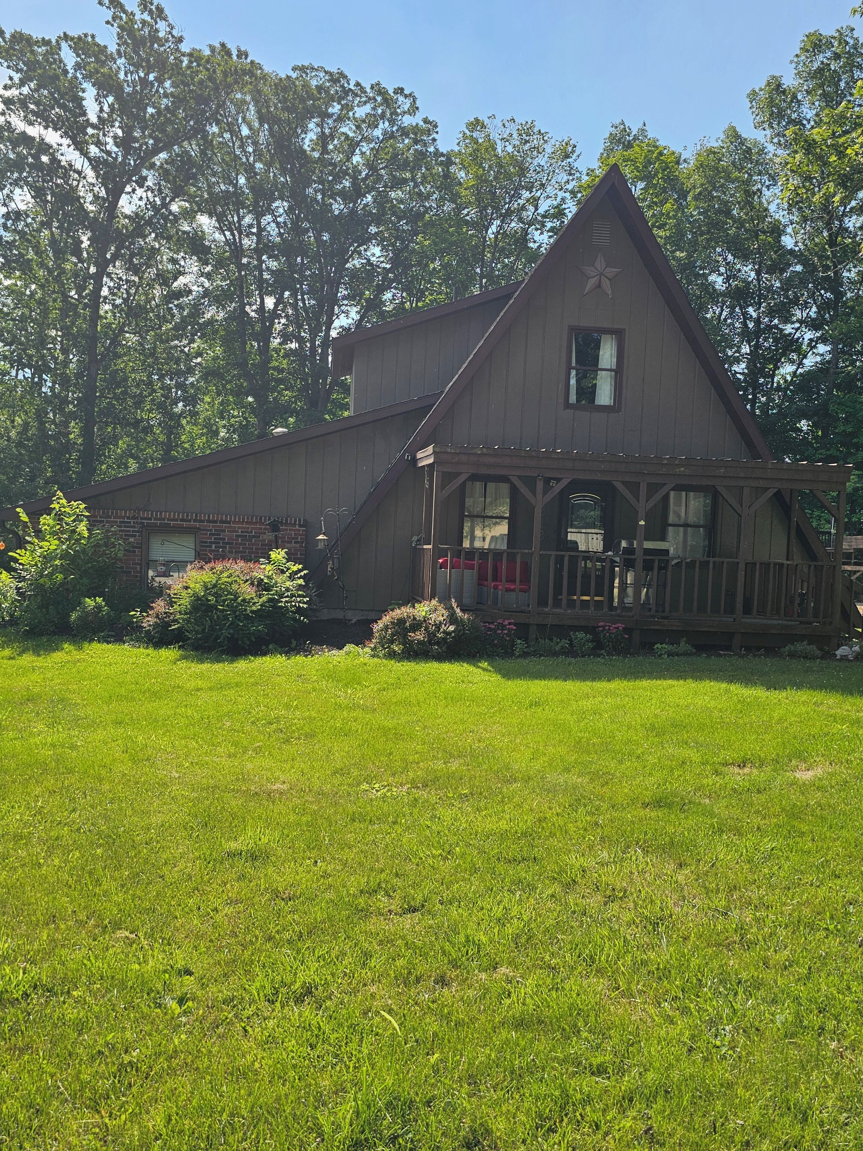 Red Hill House 3/2 RETREAT WITH HOT TUB 15 MINUTES FROM IU MEMORIAL STADIUM  