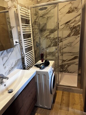 Dusche, Haartrockner, Handtücher, Seife