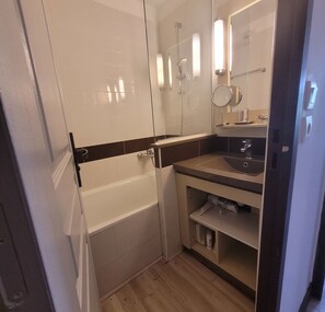 Articles de toilette (gratuits), séchoir à cheveux, serviettes fournies