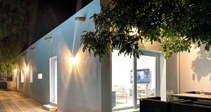 Casa con piscina, a 45 minutos de la playa y de Sierra Nevada. Pueblo acogedor.