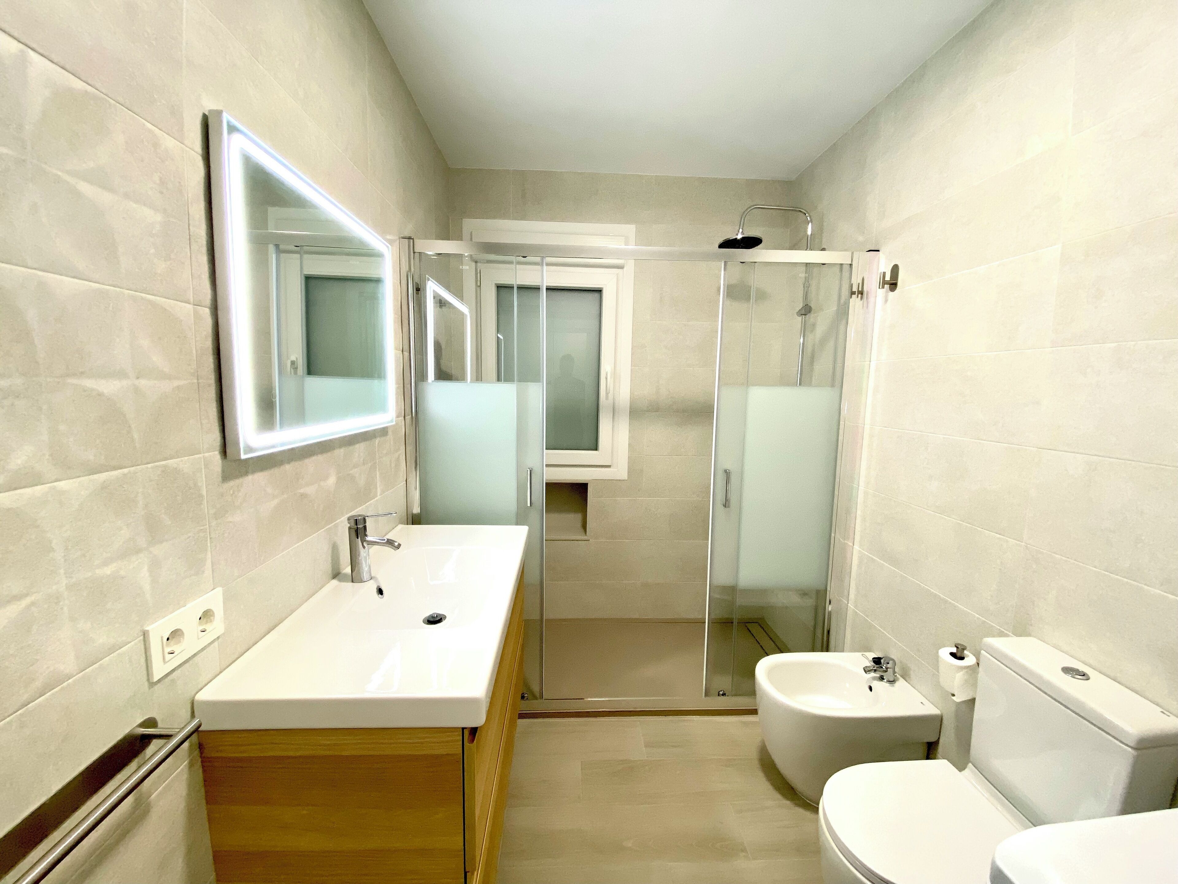 Een douche, een haardroger, een bidet, handdoeken