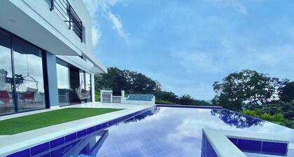 Moderna y lujosa casa campestre en Ibagué con salón de juegos