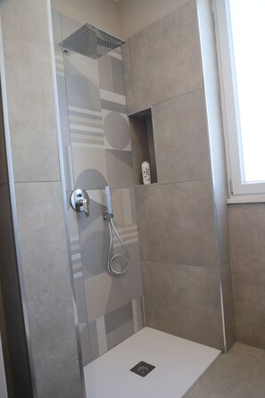 Douche, articles de toilette écologiques, sèche-cheveux, bidet