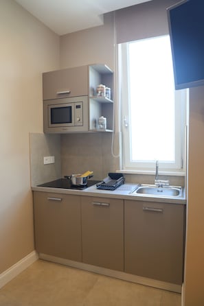 Réfrigérateur, four à micro-ondes, un four, surface de cuisson
