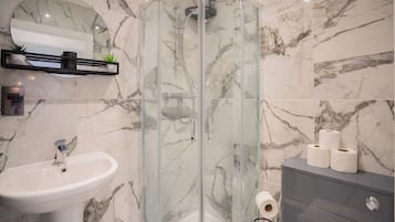 House | Bathroom | Combined shower/bathtub, deep-soaking bathtub, free toiletries