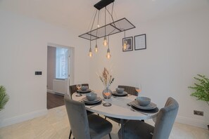 House | Dining - Stunning 3 Bedroom House-tottenham Stadium-parking (London)
