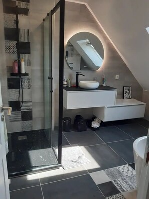 Dusche, Haartrockner, Handtücher, Seife