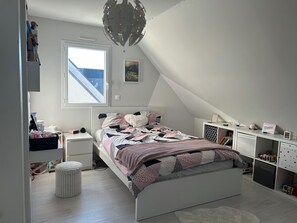4 habitaciones, tabla de planchar con plancha, wifi y ropa de cama