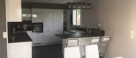 Lave-vaisselle, blender, batterie de cuisine, vaisselle et ustensiles