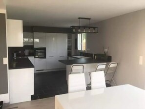 Lava-louças, liquidificador, talheres/pratos/utensílios de cozinha