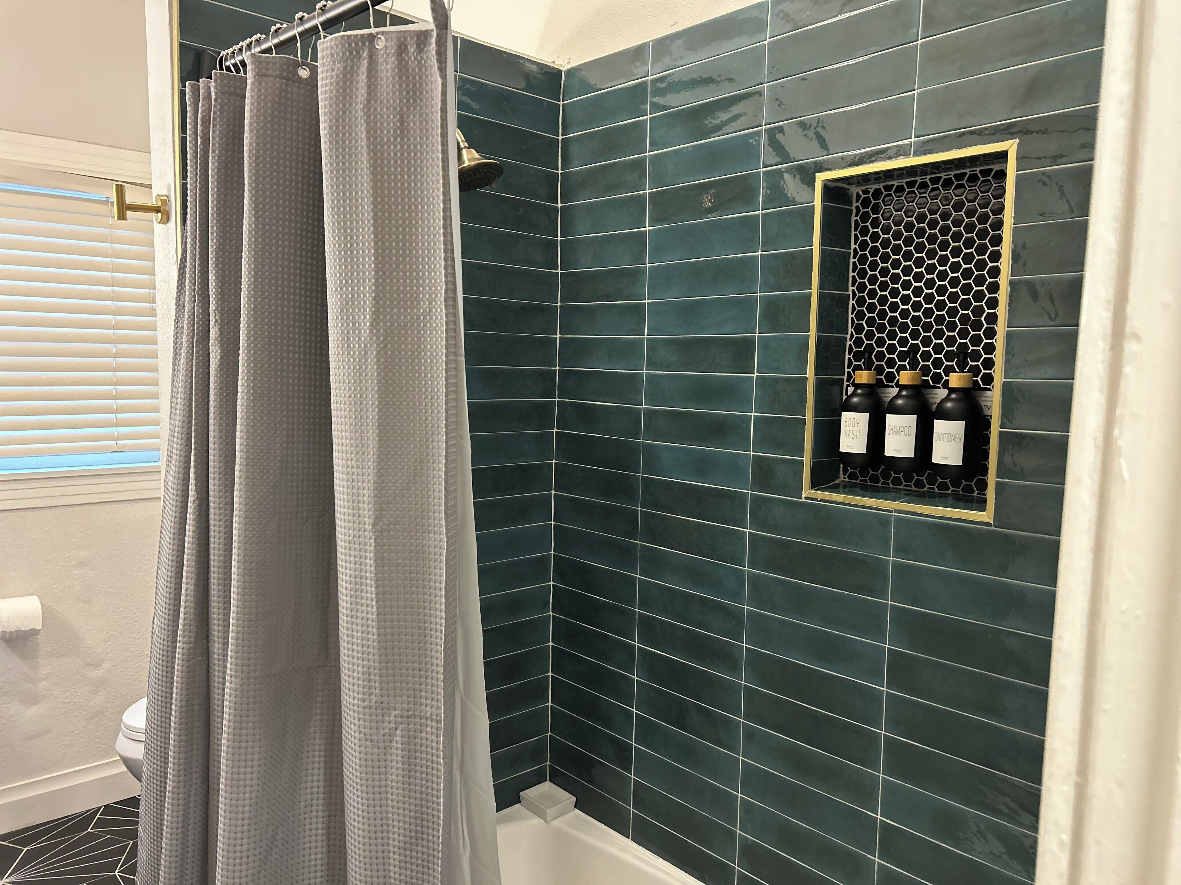 Sèche-cheveux, serviettes fournies, savon, shampoing