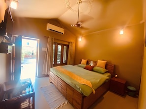 Deluxe-Zimmer, Gartenblick | Schreibtisch, laptopgeeigneter Arbeitsplatz, kostenloses WLAN