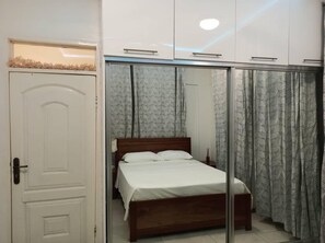 1 habitación, tabla de planchar con plancha, wifi gratis y ropa de cama 