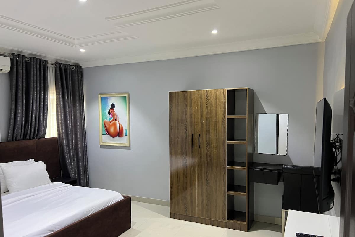 1 bedroom, Frette Italian sheets, premium bedding, laptop workspace