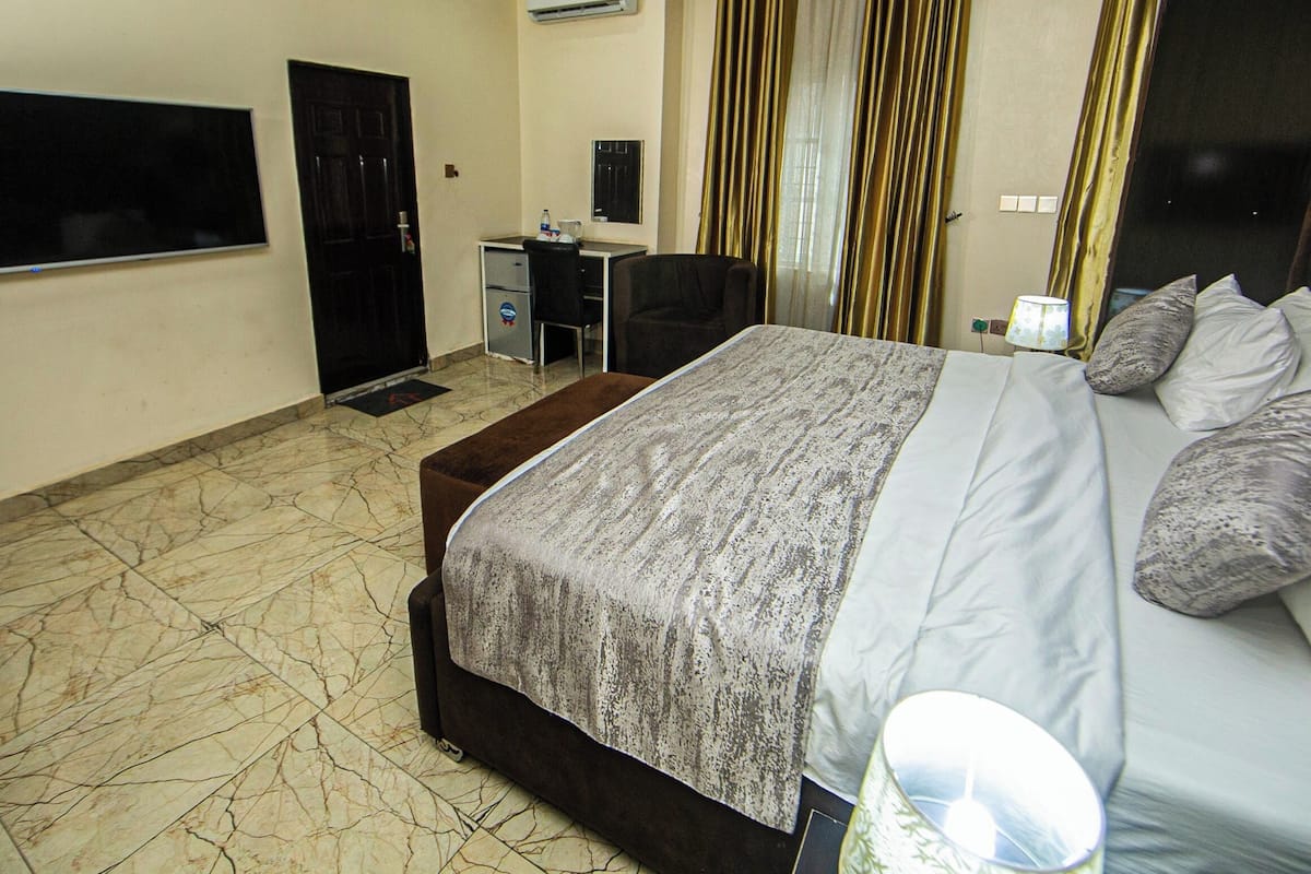 Luxury Apartment, 1 King Bed | Frette Italian sheets, premium bedding, laptop workspace, soundproofing