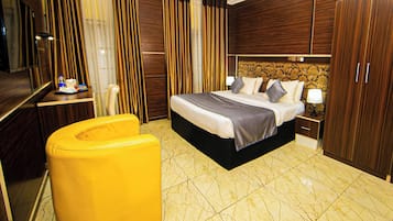 Standard Studio Suite, 1 King Bed | 1 bedroom, Frette Italian sheets, premium bedding, laptop workspace