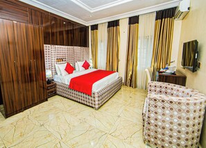 Frette Italian sheets, premium bedding, laptop workspace, soundproofing - Apartment 550 (Abuja)