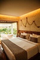 Quarto duplo superluxo, vista para o jardim | Escrivaninha, espaço de trabalho para notebook, cortinas blackout