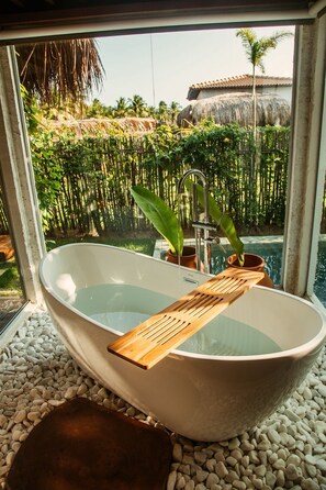 奢华双床房, 花园景观 | 浴室 | 淋浴设施、免费洗浴用品、吹风机、毛巾