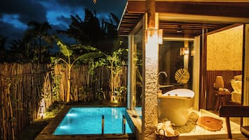 مكتب ومساحة عمل للكمبيوتر المحمول وستائر تعتيم وواي فاي مجانًا