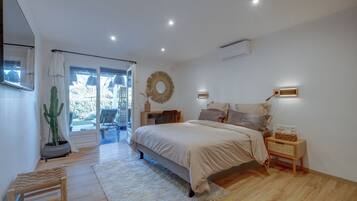 5 chambres, coffres-forts dans les chambres, bureau