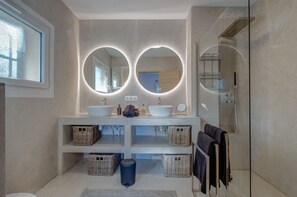 Douche, sèche-cheveux, serviettes fournies, savon