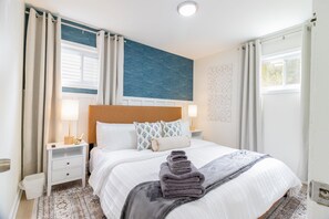 3 habitaciones, escritorio, tabla de planchar con plancha y wifi gratis