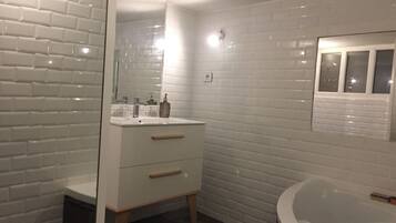 Een haardroger, handdoeken, zeep, shampoo