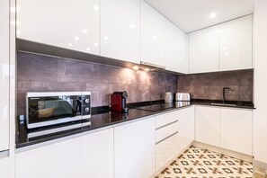 Refrigerador, microondas, cafetera/tetera, tetera/pava eléctrica