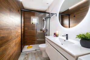 Bruser, hårtørrer, håndklæder, Toiletpapir