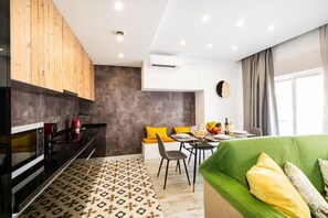 Fridge, microwave, coffee/tea maker, electric kettle - Apartment w/ Terrace and Sea View in Carvoeiro (Carvoeiro)