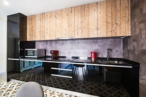 Kühlschrank, Mikrowelle, Wasserkocher mit Kaffee-/Teezubehör