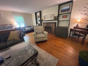 Smart TV, fireplace - Big Dam Room right off VA Creeper Trail Damascus (Damascus)