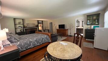 1 bedroom, desk, free WiFi, bed sheets