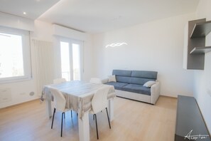 Smart TV - Modena, Italy, Ghirarldina Tower. Entire accommodation: Elegant Apartment (Modena)