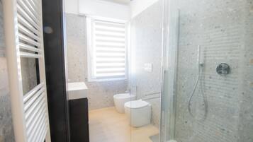 Haartrockner, Handtücher, Seife, Shampoo