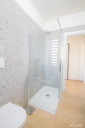 Hair dryer, towels, soap, shampoo - Modena, Italy, Ghirarldina Tower. Entire accommodation: Elegant Apartment (Modena)