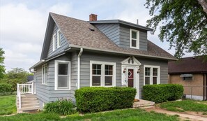 Exterior - Central 5bd Home - Games & Backyard (Omaha)