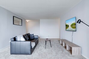 Comfort Apartment, 3 Bedrooms, City View | Living area | 45-inch Smart TV with cable channels, books - Wonderful Apt Crystal City with Gym (Arlington)