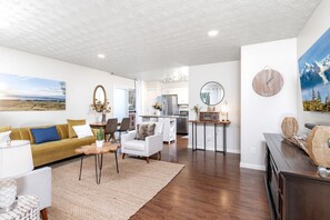 Smart-TV, Kamin, Bücher