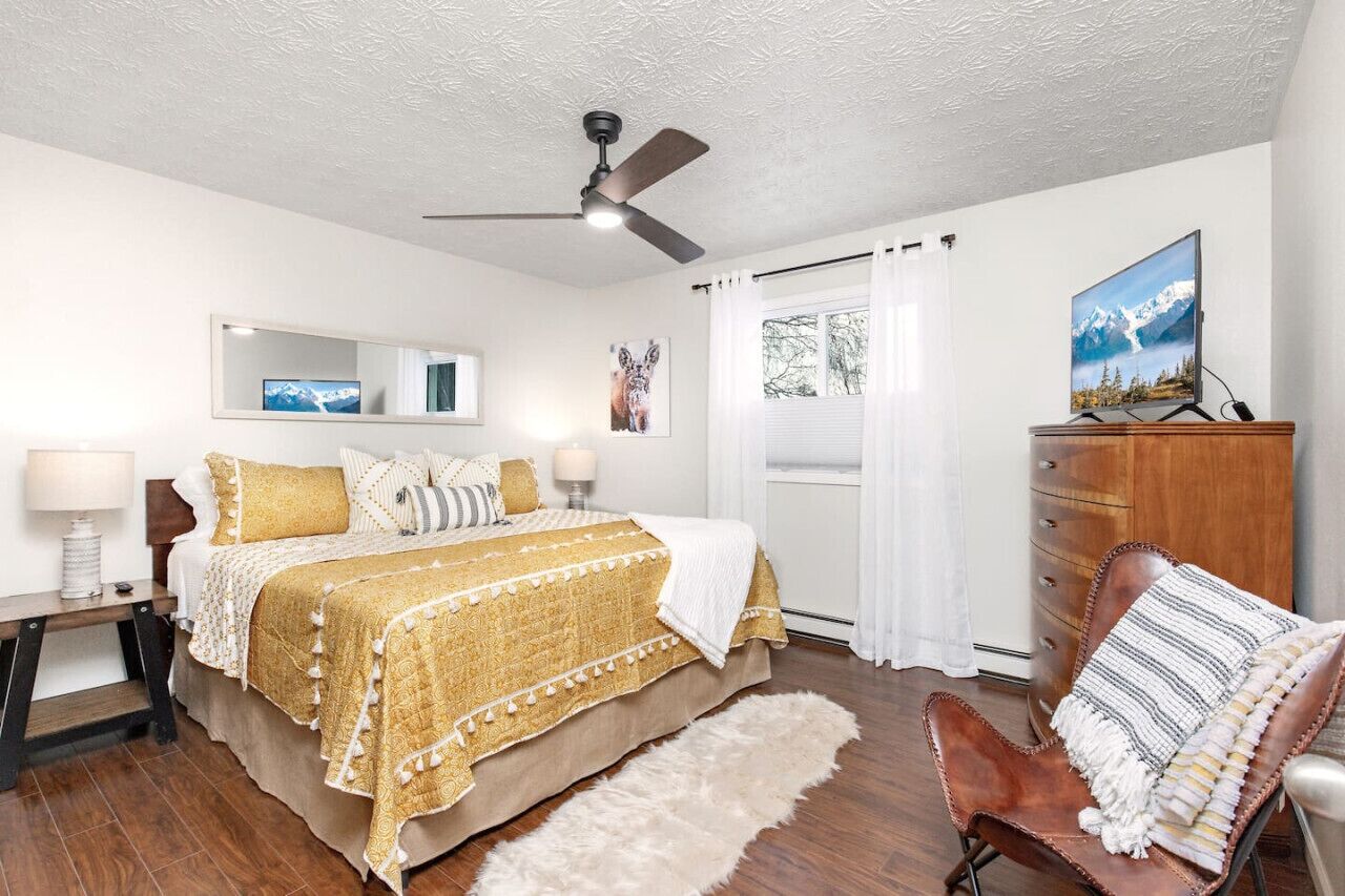 2 bedrooms, desk, iron/ironing board, travel crib