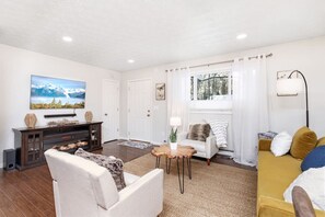 Smart-TV, Kamin, Bücher